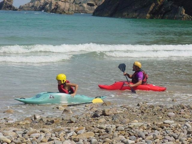 Aprende a surfear con un kayak
